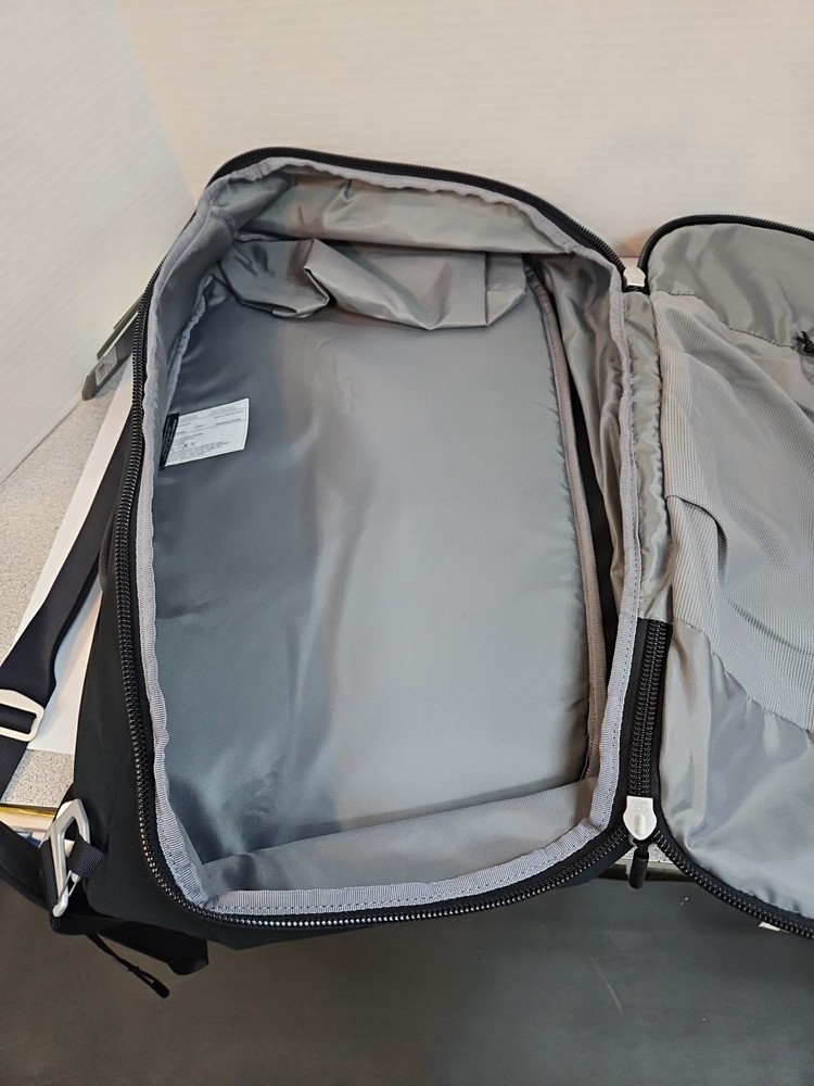 Osprey Arcane Duffel Bag/Backpack 30L. Black.