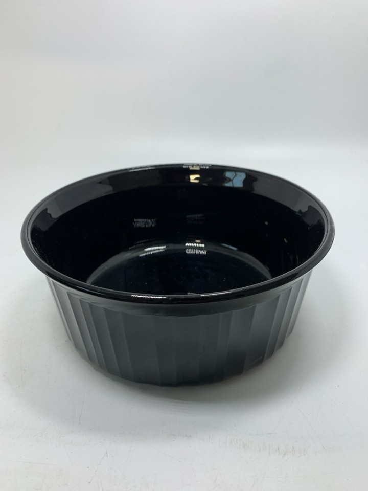 BLACK RIBBED CIRCLE BAKING DISH.