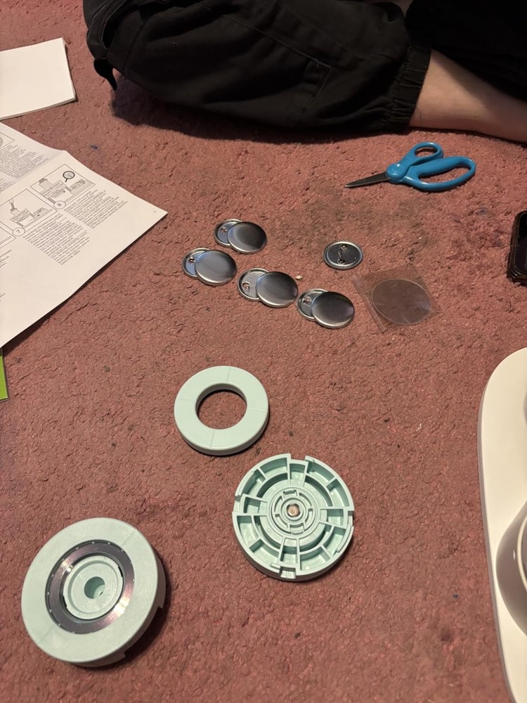 Personalized Button Press Kit: Create Pins, Badges, and Keychains Effortlessly!