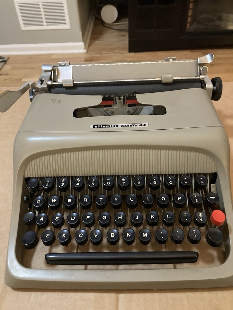 Olivetti Studio 44 Original Typewriter