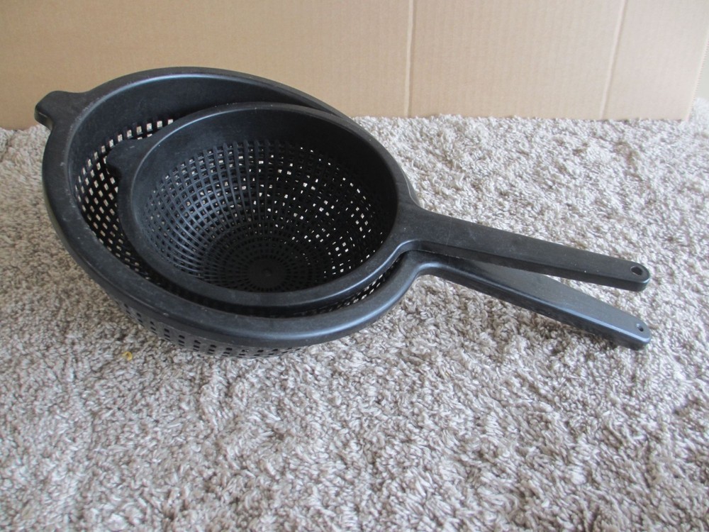 Lot of 2 Black Plastic Nesting Colanders With Handles Durable Kitchen Strainers