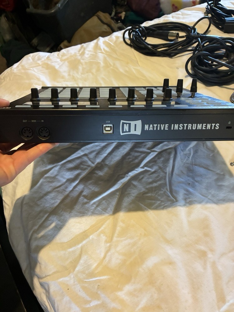 Native Instruments Maschine Pad Controller USB Compatible MIDI In/Out 16 Keys