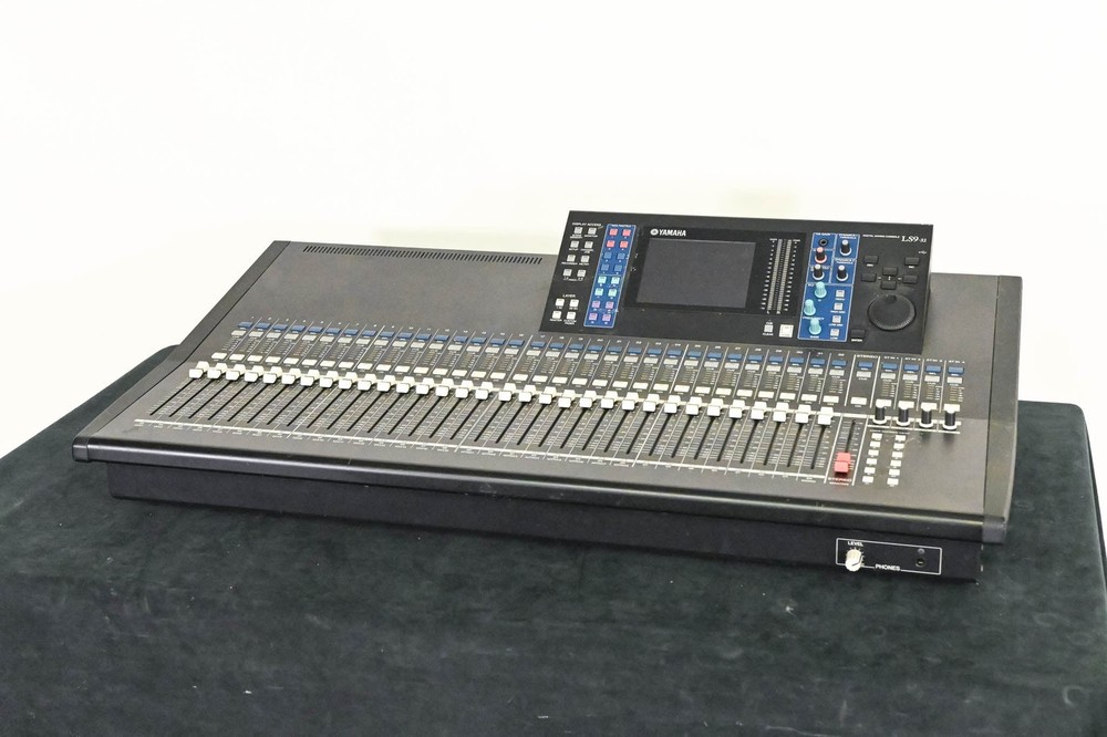 Yamaha LS9-32 32-Input Digital Mixing Console CG01SF2