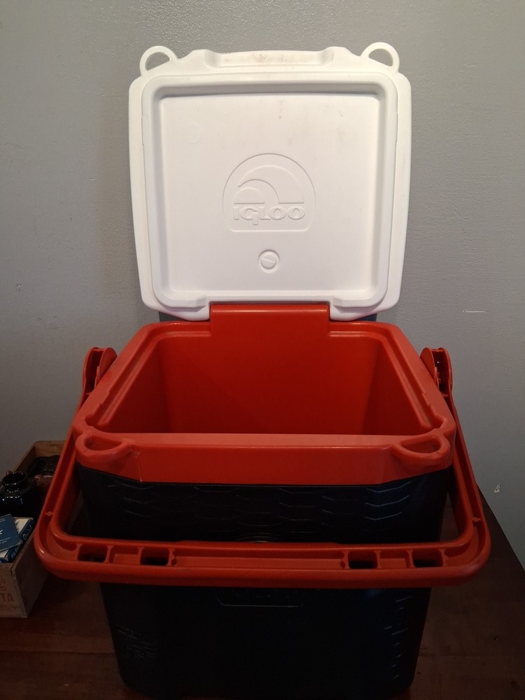 Igloo Quantum 12 cooler 18 Pack capacity Lockable USA. 12 Quart Red White Black