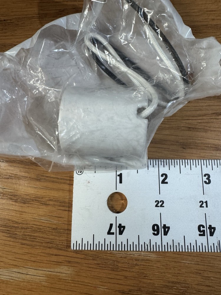 Leviton 70045 Porcelain Keyless Lampholder Socket Medium Base