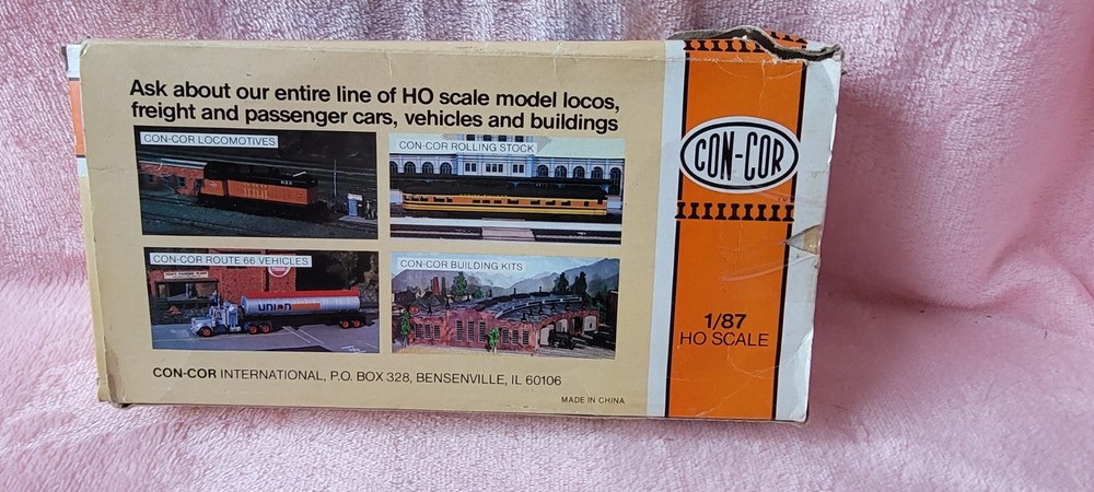 Con-Cor HO Scale Freightliner Tractor w/3 45’ Container Chassis Rail Dispatch