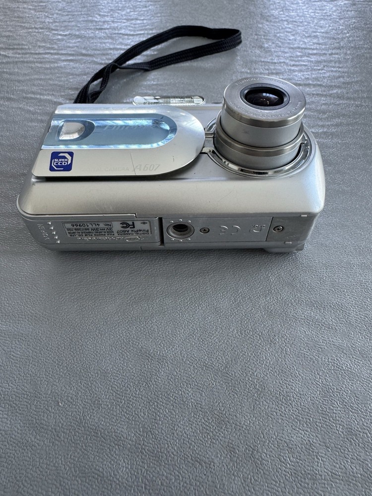 Fujifilm FinePix A607 Compact Digital Camera 6MP - Untested.