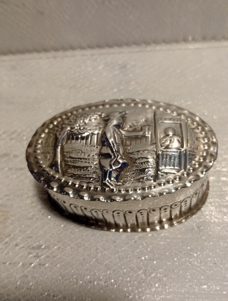 Solid Silver Repousse Snuff Box Early Victorian 43.71 Grams.
