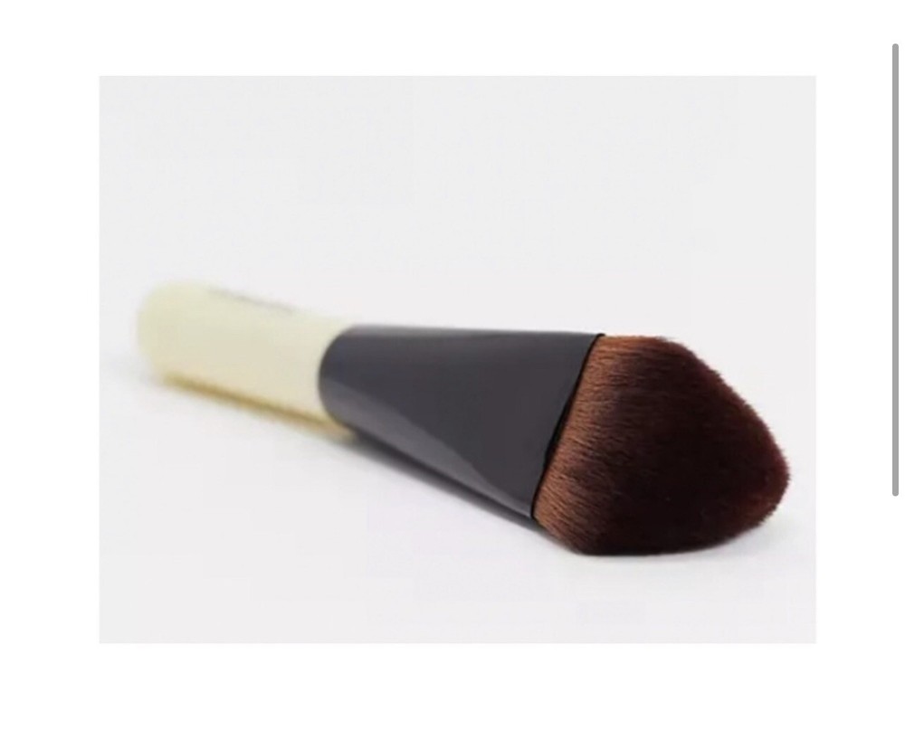 BOBBI BROWN Precise Buffing Brush. Brand New.