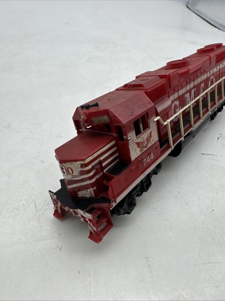 Lifelike G M & O HO Scale Engine(Red)