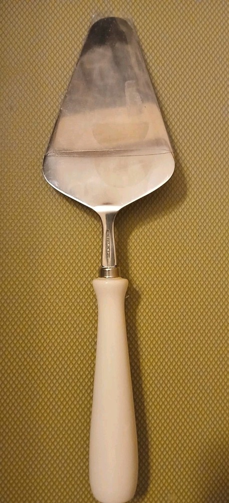 Ceramic handle cake server, Rae Dunn "MR. & MIS."