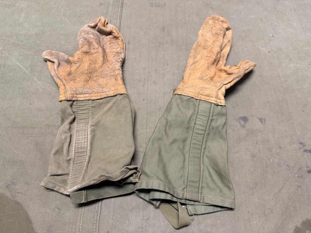 ORIGINAL WWII US ARMY WINTER TRIGGER FINGER OVER MITTENS GLOVES