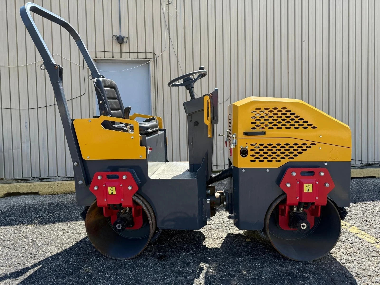 1 Ton Asphalt Roller BRIGGS & STRATTON ENGINE - EPA certified