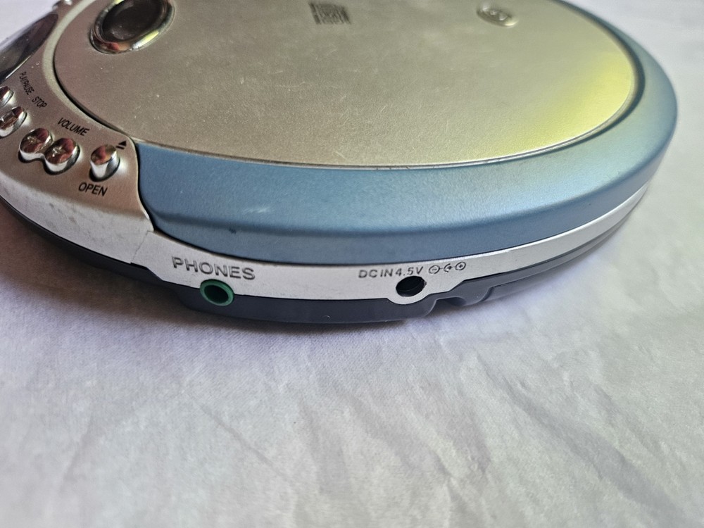 Durabrand CD-566 Programmable CD Player Silver/Blue LCD Display Repeat Working