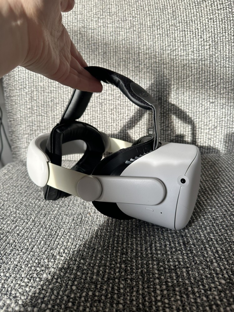 Meta Oculus Quest 2 Virtual Reality Headset With Carrying Case