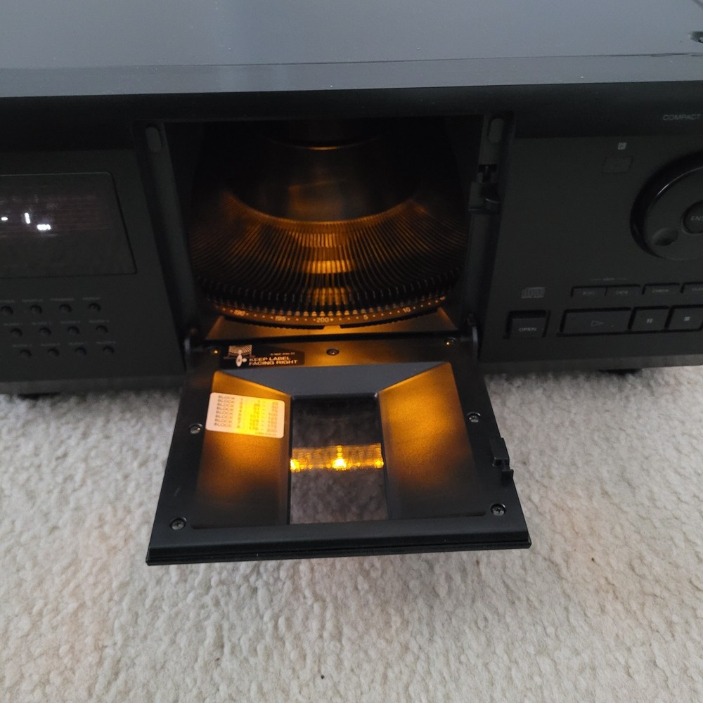 Sony CDP-CX225, 200-CD changer Mega storage Carousel, without Remote, Tested.