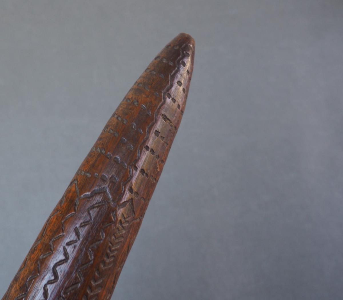 FINE ANTIQUE AUSTRALIAN ABORIGINAL TRIBAL ART CARVED WOODEN NULLA NULLA LEANGLE