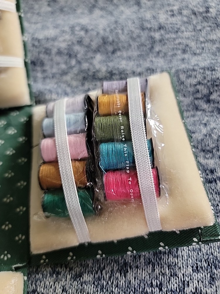 Singer/Foldable Sewing Cube. Pre Owned