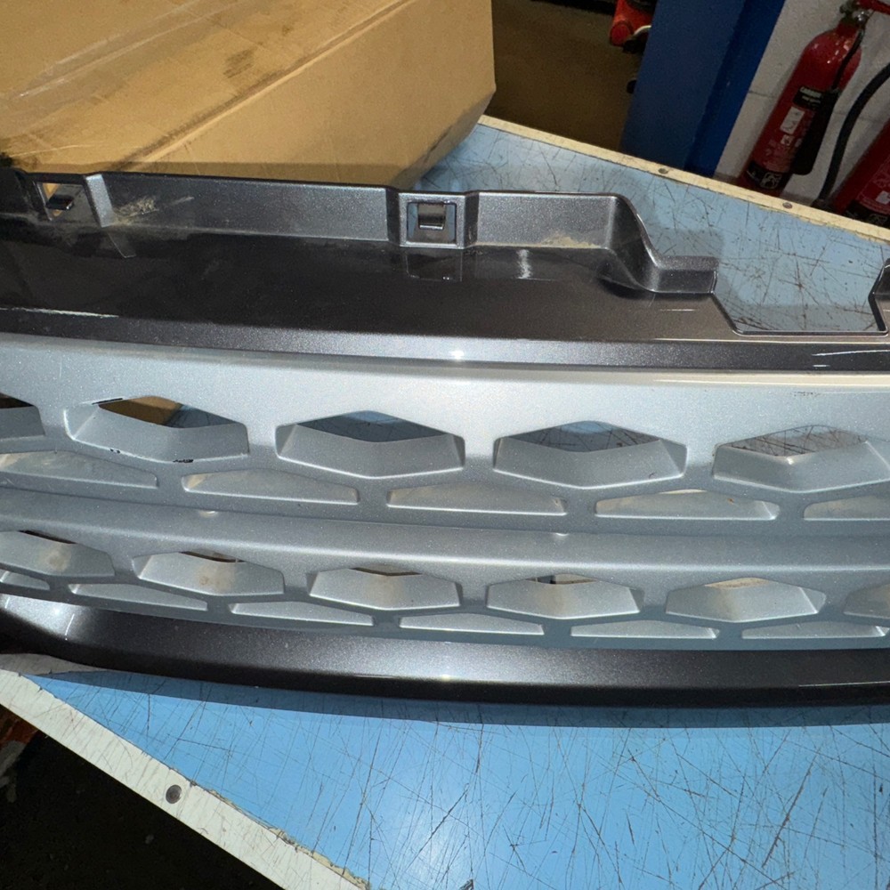 Land Rover Discovery 4 Front grill panel Corris grey paint code 873