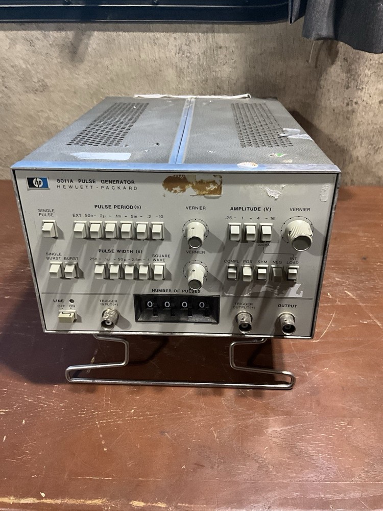 HEWLETT PACKARD 8011A PULSE GENERATOR POWERS ON