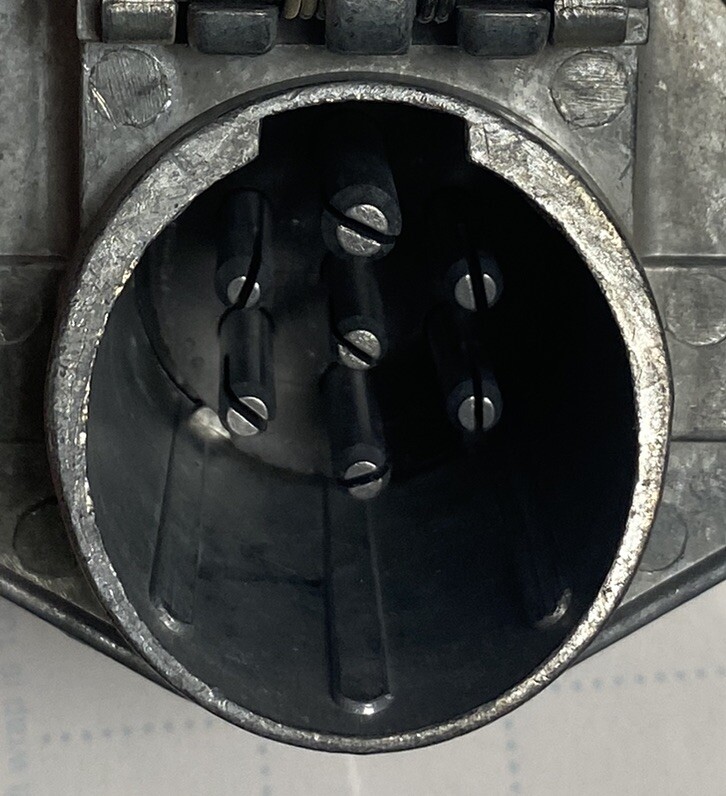 Phillips 15-720 7-Way Heavy Duty STA-DRY 2-Hole Wire Insertion Split Pin Socket