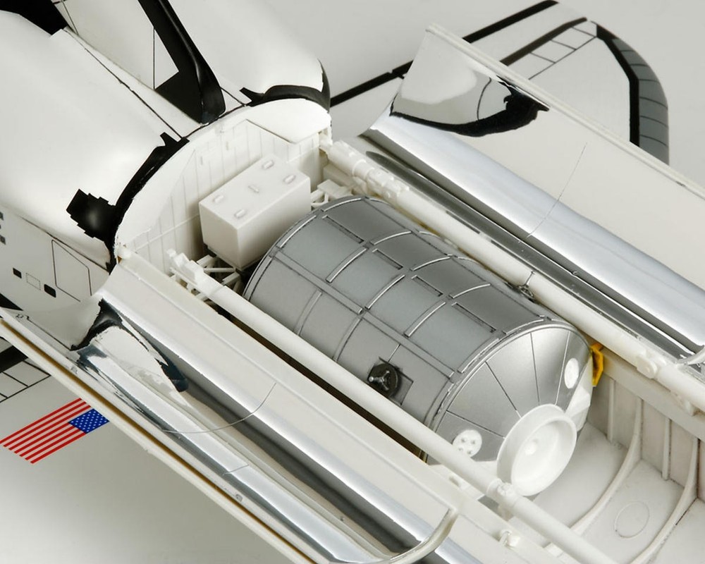 Tamiya 1/100 Space Shuttle Atlantis Plastic Model Kit [TAM60402]