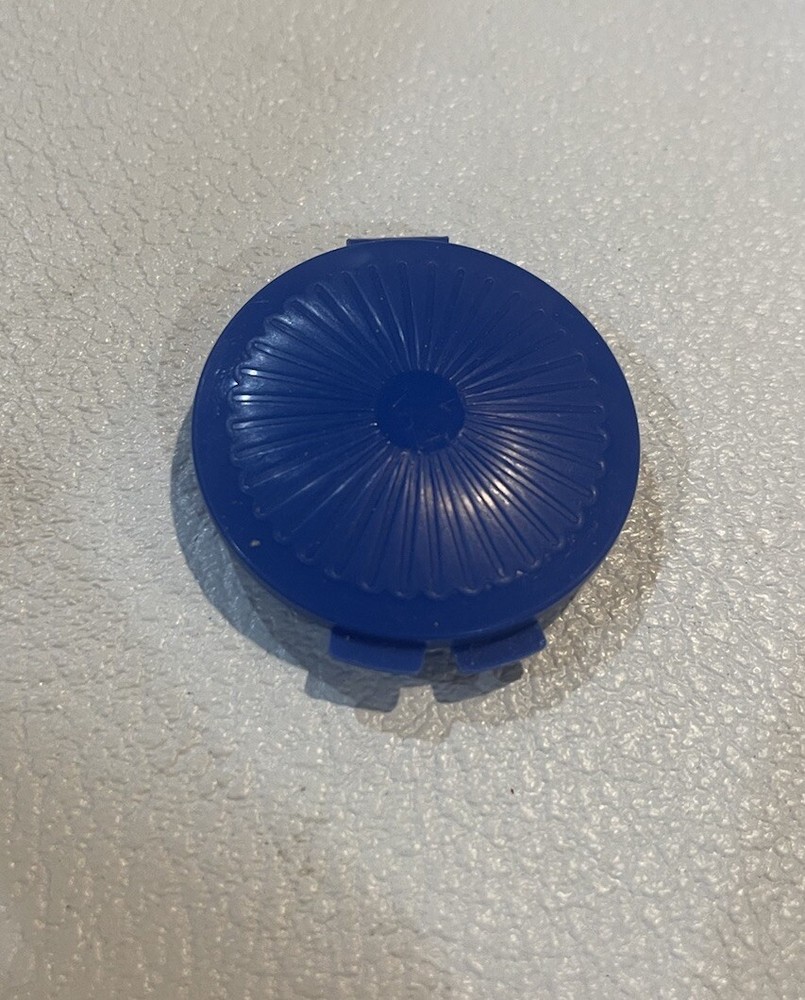 Tupperware #1224-3 Mini Round Clamshell Pill Keeper Hinged Blue
