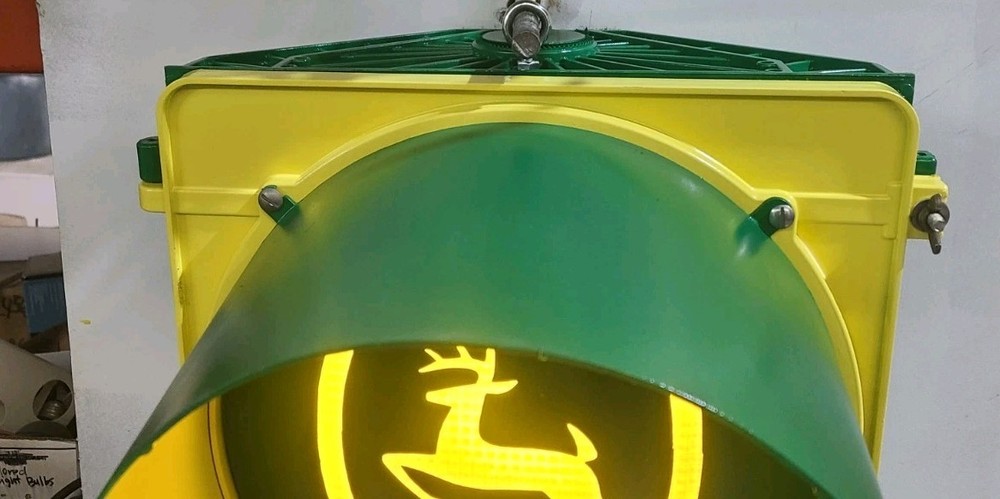 JOHN DEERE 12 INCH SHOP LIGHT