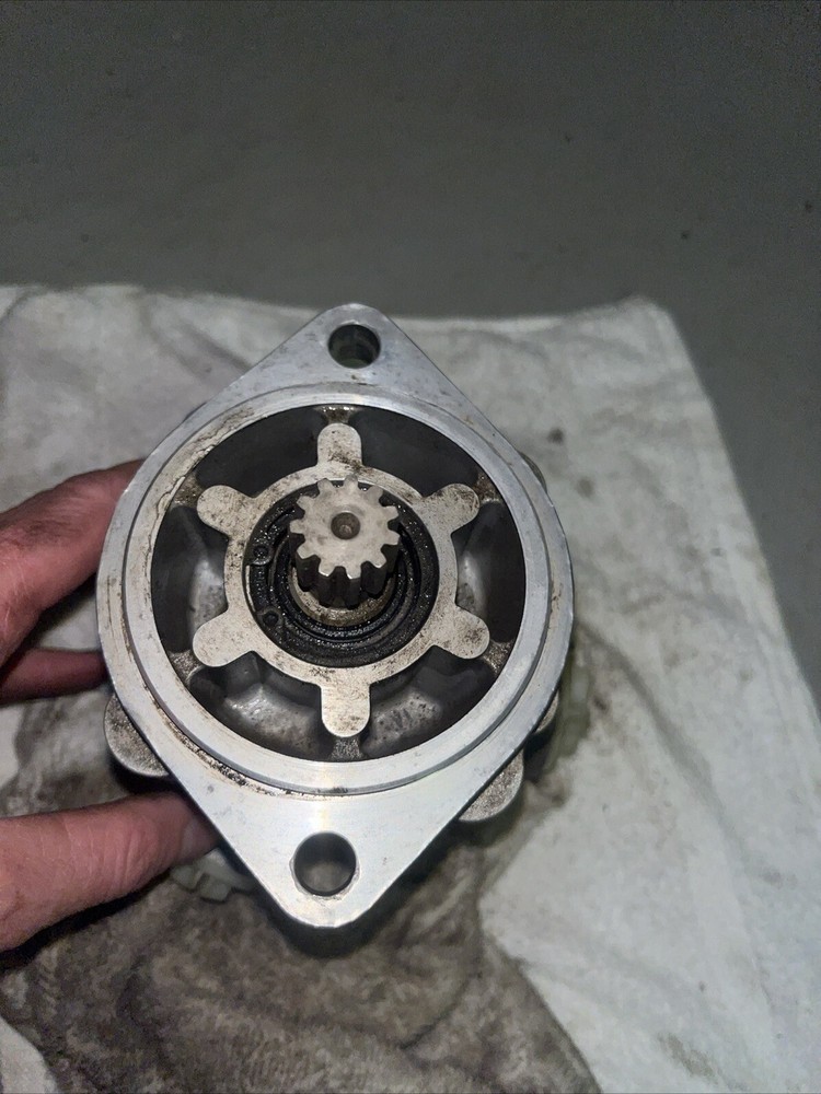 1663204C91 INTERNATIONAL POWER STEERING PUMP IXETIC LF73