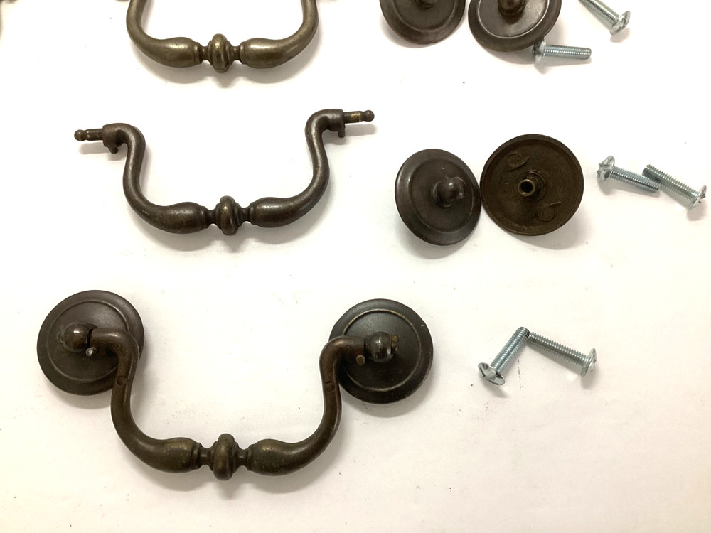 VINTAGE SOLID BRASS DRAWER & CABINET DROP PULL HANDLES LOT OF 11 plus 2 KNOBS