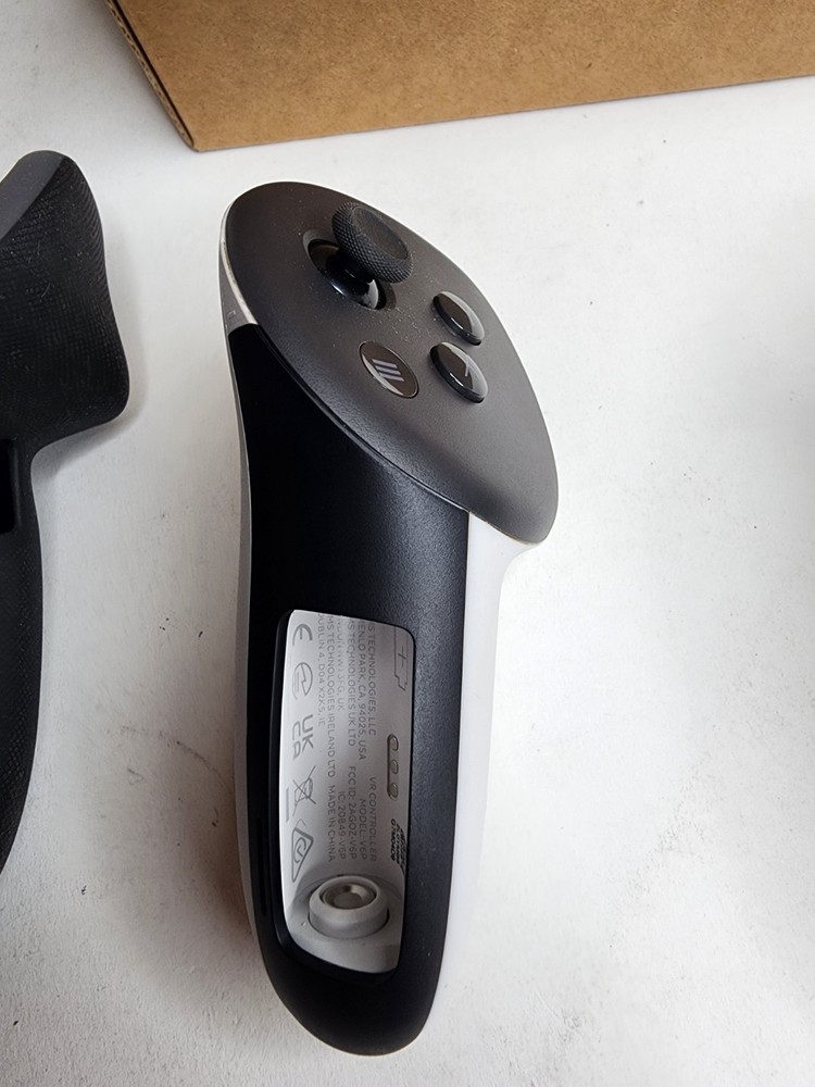 Meta Oculus Quest 3 VR Headset 128GB Headset W/ Controllers + Box