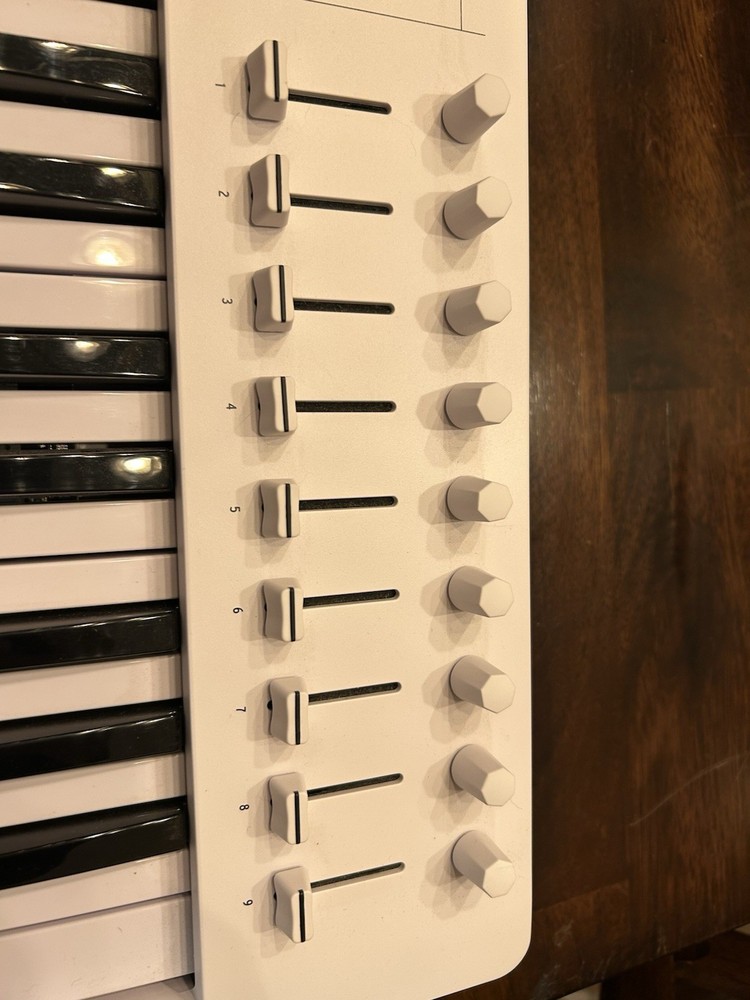 Arturia KeyLab Essentials 49 mk3 Midi Controller/Keyboard 49-Key