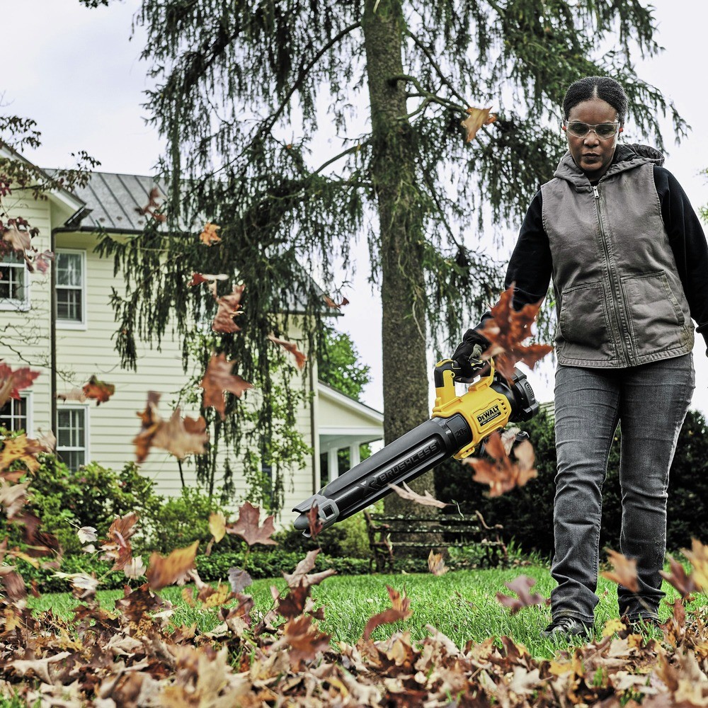 DeWalt DCKO215M1R 20V MAX XR String Trimmer and Blower KT Certified Refurbished