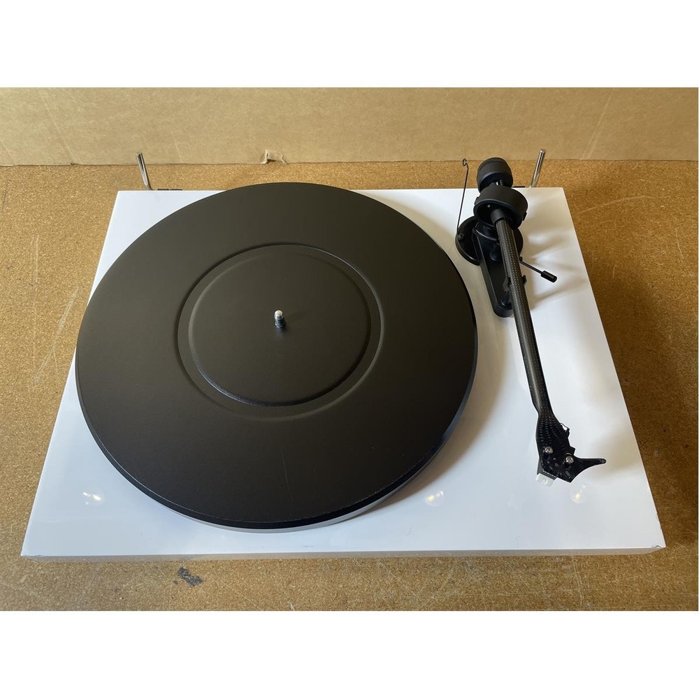 Pro-Ject Debut Carbon Evolution with Sumiko Rainier (High Gloss Black)