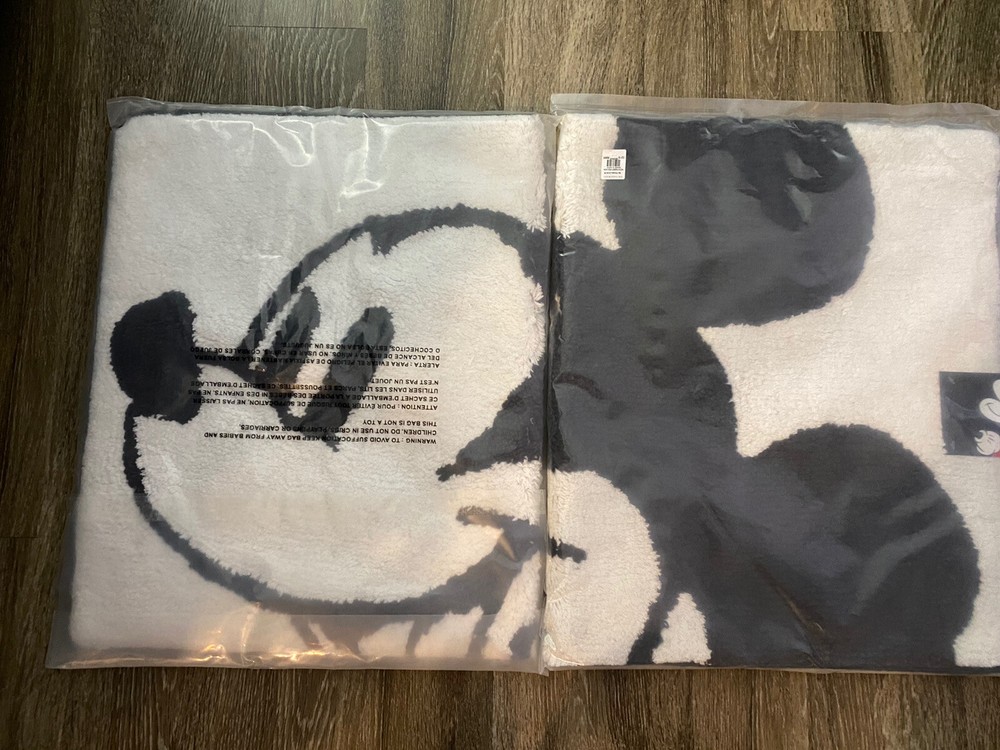 Pottery barn Disney Mickey Mouse Bath Mat(1 Rug)