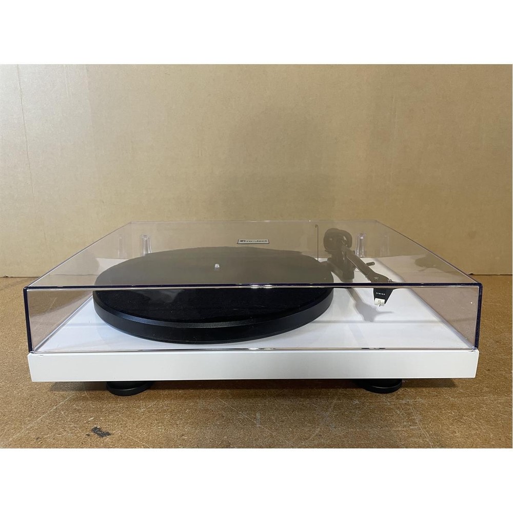 Pro-Ject Debut Carbon Evolution with Sumiko Rainier (High Gloss Black)