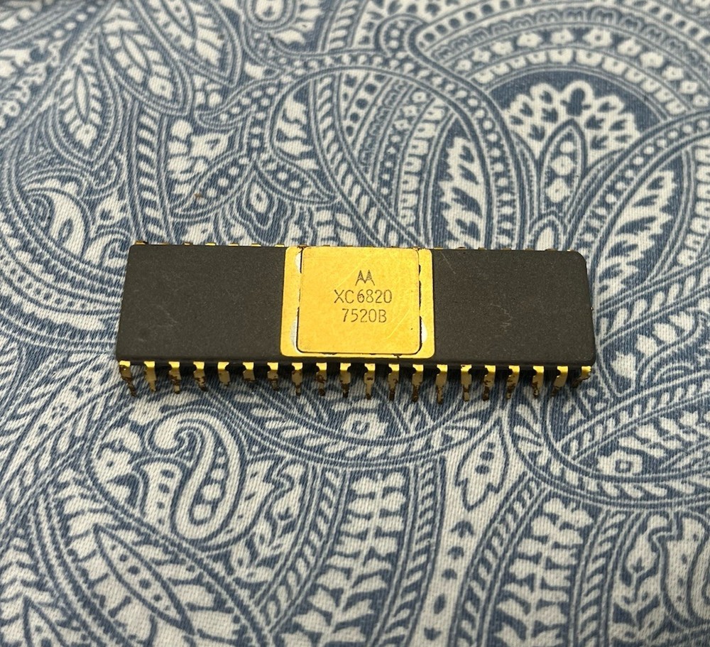 Motorola XC6820 Peripheral Interface Adapter Date Code 7520B