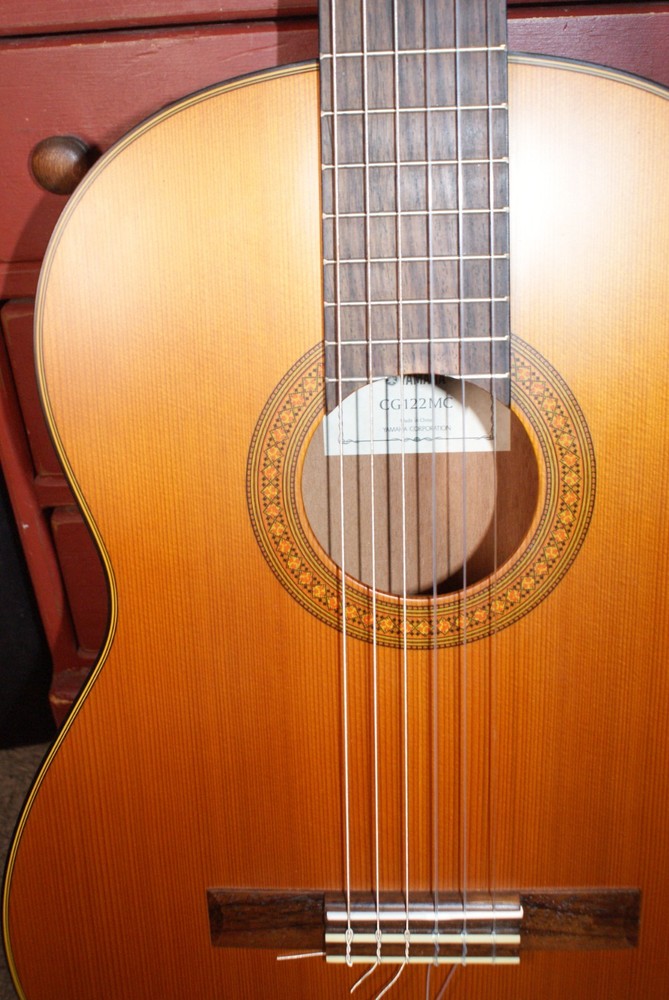 YAMAHA CG122MC Classical Guitar - Cedar top