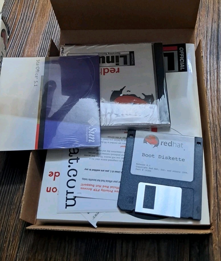 Red Hat Linux 6.1 Boxed Set 1999 Complete w/ CDs & Manual