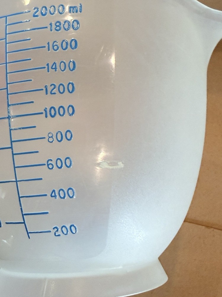 Tupperware 2 Liter Plastic Liquid Measuring Cup White with Handle Pour Spout