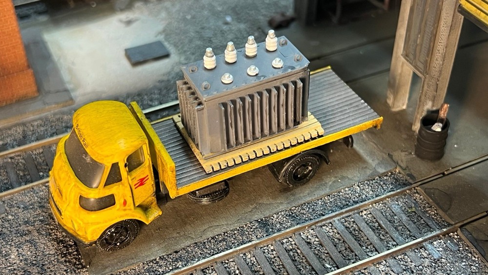 N Scale Electrical Transformer With Pallet Flat Car Load (2)
