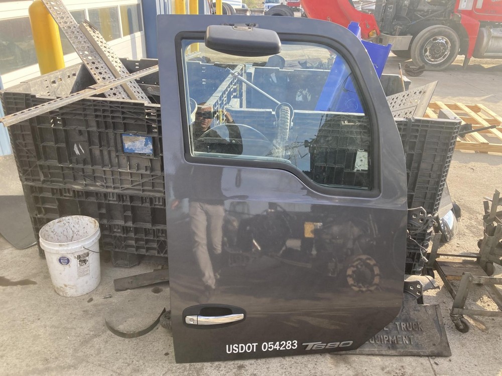 2016 Kenworth T680 Left Door