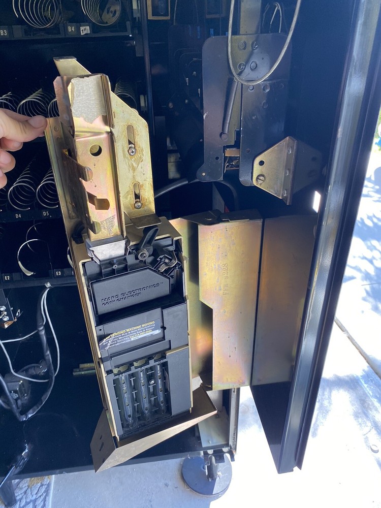 Used vending machine Snackshop5000 everything in good working condition