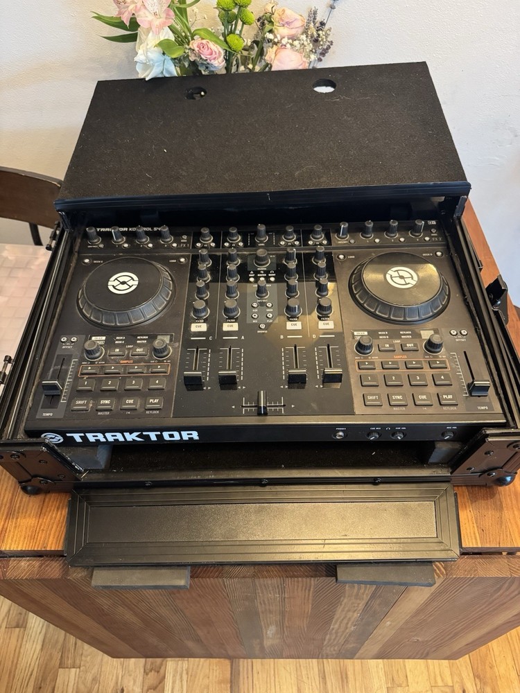 Native Instruments Traktor Kontrol S4 Mk1 DJ Controller With Odyssey Glide Case