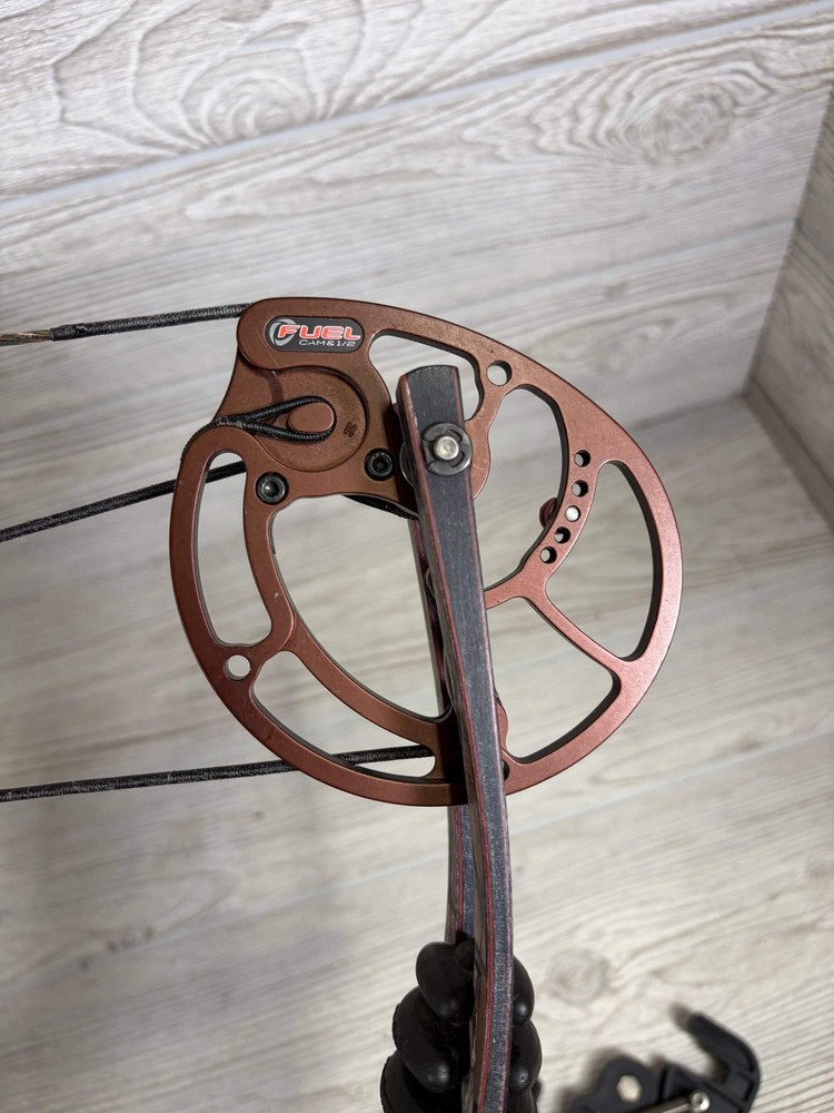Used Hoyt Carbon Element Right Hand 29" 60lb. Package