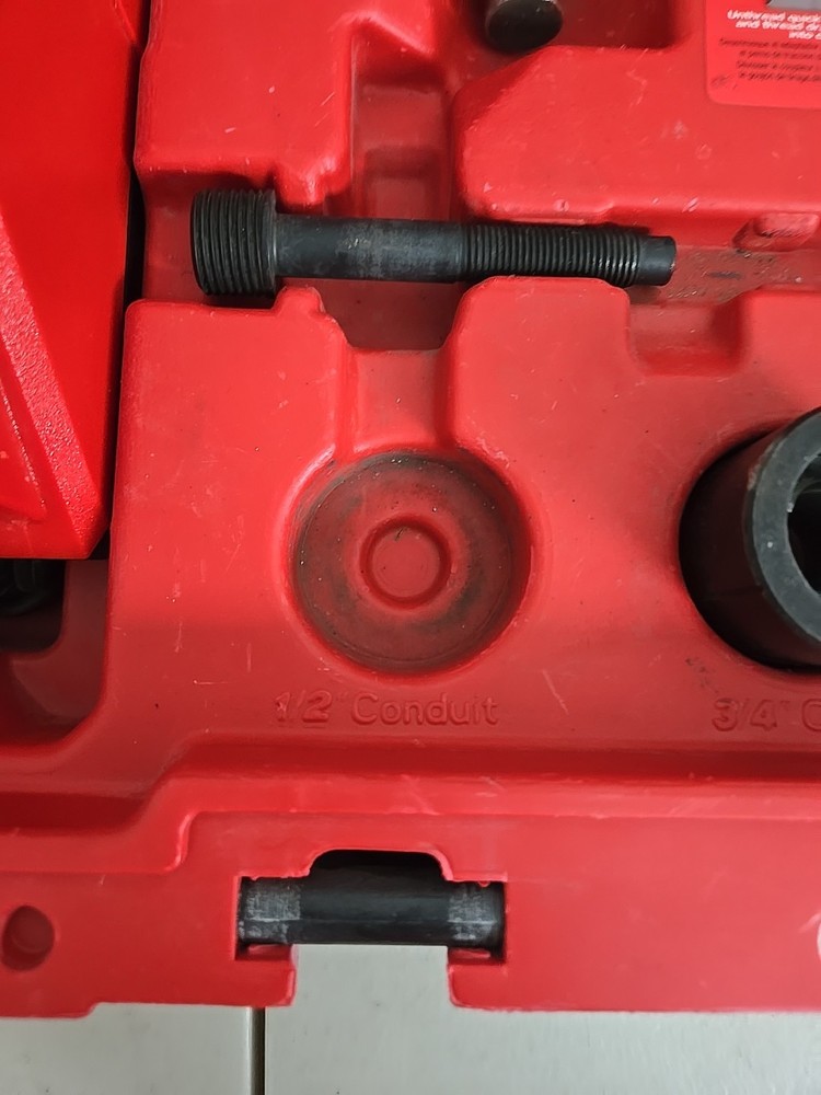 Milwaukee M18™ 2676-22 FORCE LOGIC™ 10T Knockout Tool
