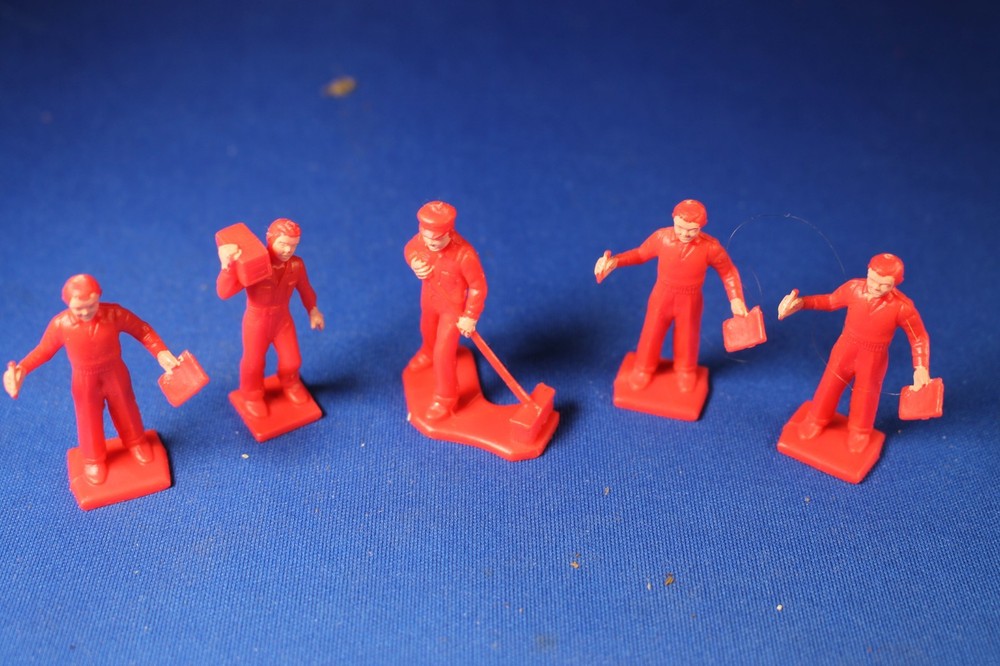 O - S - O-27 Plastic Figures - 5 Warehouse Workers
