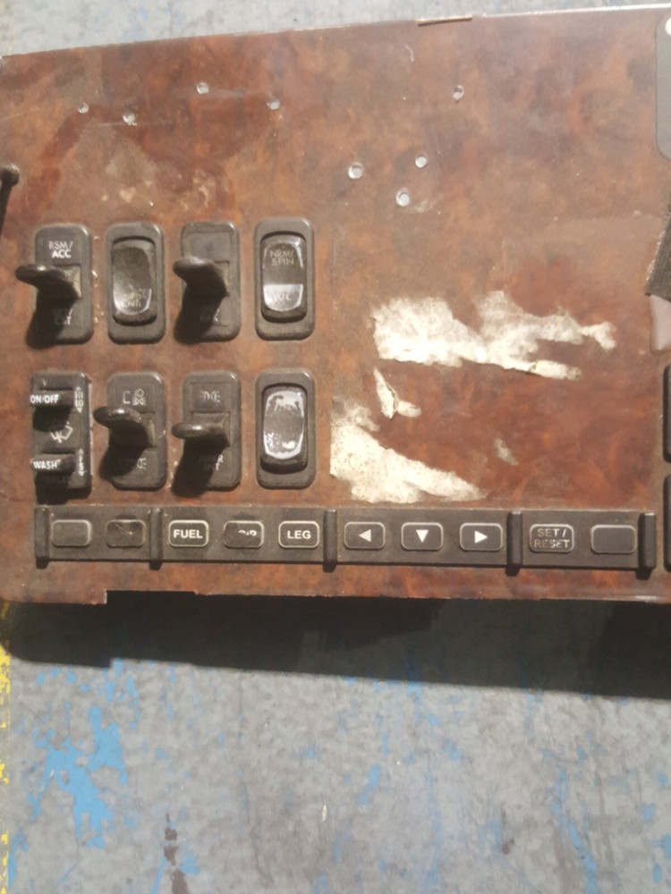 FREIGHTLINER DASHBOARD PANEL CLUSTER A06-40924-000 / N48735