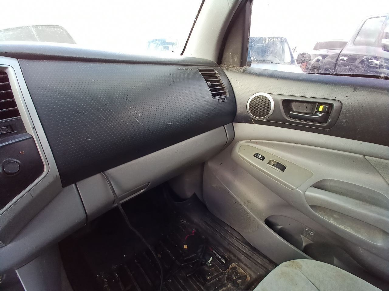 Front Passenger Right Spindle/Knuckle w/Hub from 2006 Toyota Tacoma 12786468