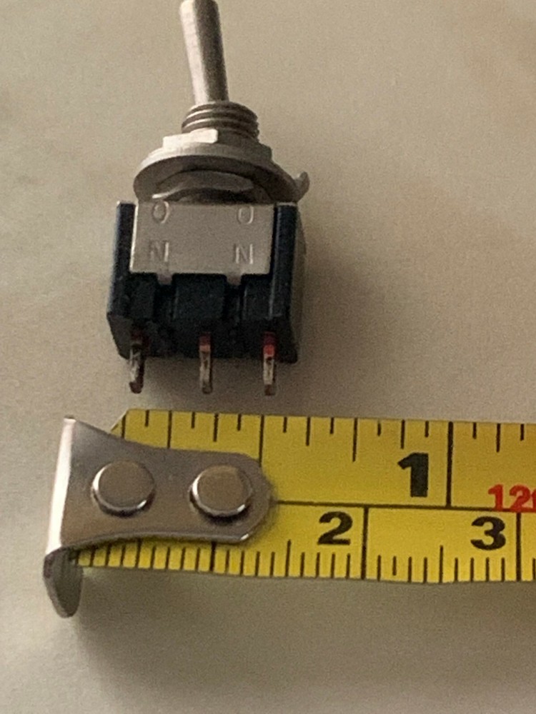 SMALL TOGGLE SPDT SINGLE POLE ON-ON SWITCH 6A 125 VAC.